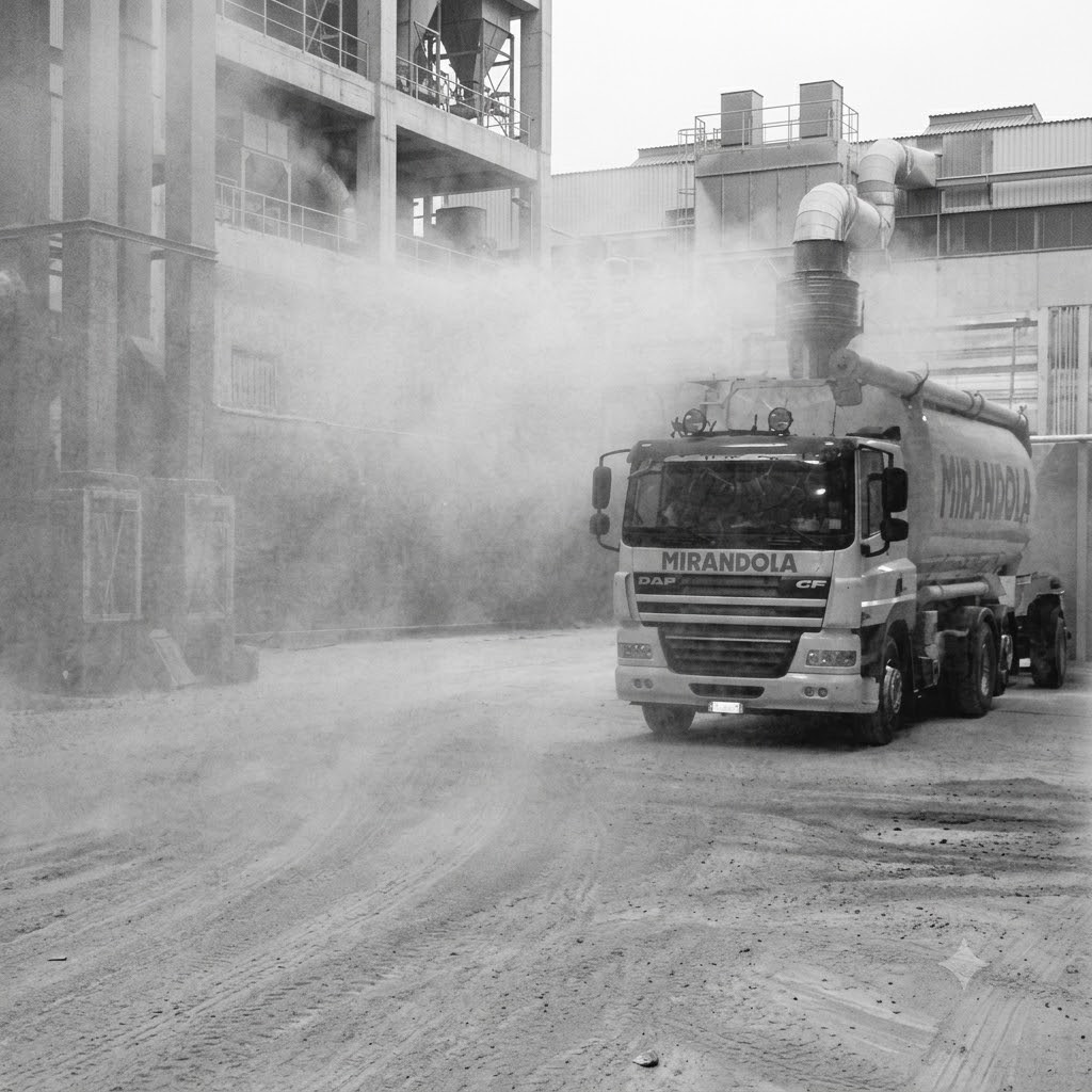LKW mit starker Staubentwicklung ohne Dust Stop
